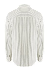 Košile s dlouhými rukávy z lehké tkaniny, s horizontálními šedými a bílými pruhy. Manžety na knoflík a klasický límeček.