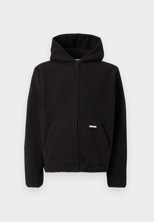 Sort fleece zip-hoodie med hætte, frontlomme og struktureret stof. Har et lille mærke på lommen.