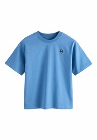 Világoskék pamut póló kerek nyakkal, laza szabással és rövid ujjakkal. Bal mellrészen egy kis fekete koponya grafika található.