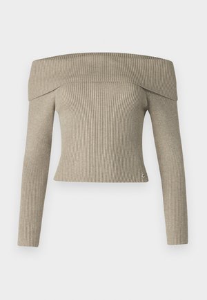 Haut en tricot côtelé beige, décolleté asymétrique, à manches longues et à coupe ajustée. Caractérisé par un petit logo en accent au niveau de l'ourlet.