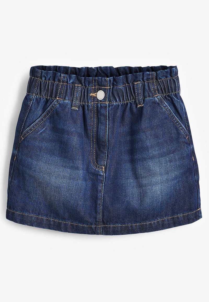 Jupe en jean bleu foncé avec taille élastique, deux poches avant et une fermeture à bouton unique au centre devant.