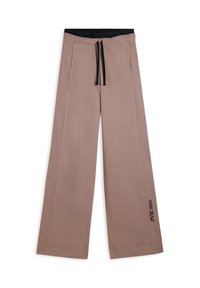 Pantalones de pierna ancha color marrón claro hechos de tela suave con una cintura elástica negra y cordón, con bolsillos laterales y detalle de logo negro.