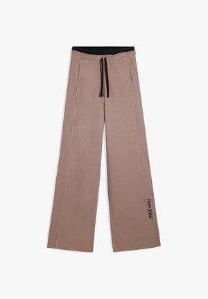 Pantalones de pierna ancha color marrón claro hechos de tela suave con una cintura elástica negra y cordón, con bolsillos laterales y detalle de logo negro.