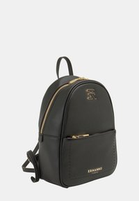 Zaino in pelle nera con accessori in oro, forma arrotondata, chiusura superiore con cerniera, tasca frontale e logo in rilievo.