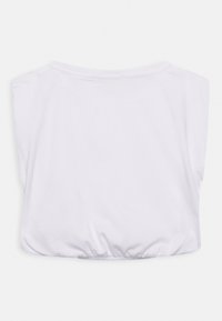 Bílý zkrácený top z měkkého bavlněného materiálu, se zaobleným výstřihem a elastickým lemem. Design je jednoduchý, bez dalších vzorů nebo akcentů.