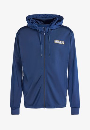 Mørkeblå hettejakke med glidelås laget av glatt stoff, med snorhette, glidelås foran, og et gult Adidas-logo.