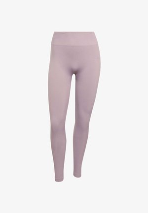 Fialkové legíny s vysokým rebrovaným pasem, hladkým povrchem a přiléhavým střihem. Jemný detail s logem blízko pasu.