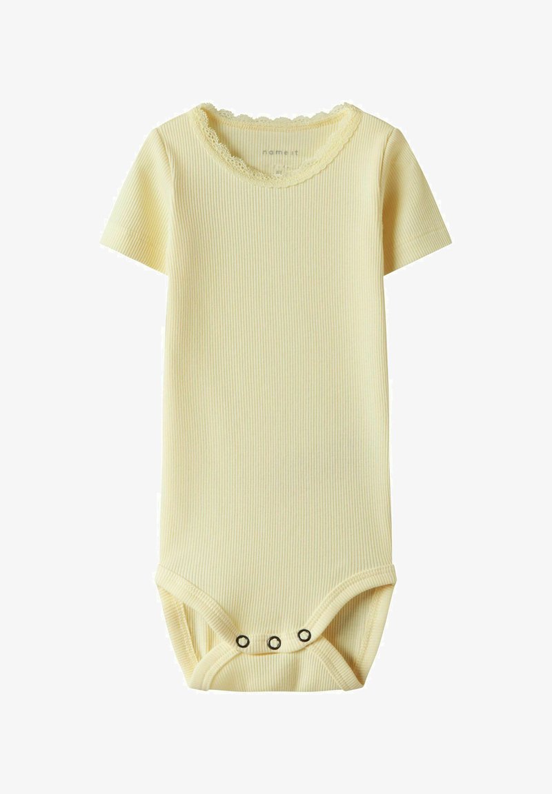 Žlutý žebrovaný dětský body s krátkým rukávem, volánkový krajkový výstřih a patentky na dně. Měkká textura a těsný střih.