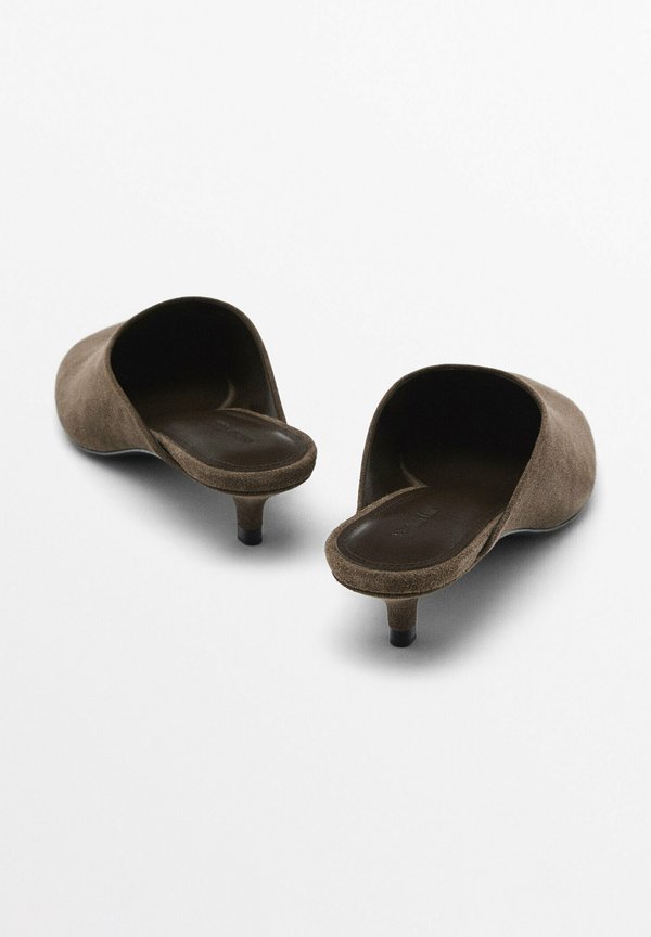 SPLIT - Mules - sand4