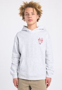 Grijze hoodie met een buidelzak aan de voorkant en een capuchon met trekkoord. Heeft een rood grafisch ontwerp van handen en tekst op de linkerborst. Zachte, gestructureerde stof.