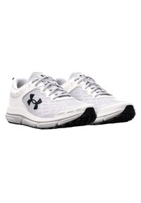 Zapatillas deportivas blancas con parte superior de malla transpirable, logo negro, lengüeta acolchada y suela de goma texturizada para tracción y durabilidad.