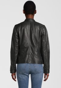 Schwarze Lederjacke mit taillierter Silhouette, kontrastierenden Nähten und einem runden Kragen. Verfügt über lange Ärmel und eine glatte Textur.