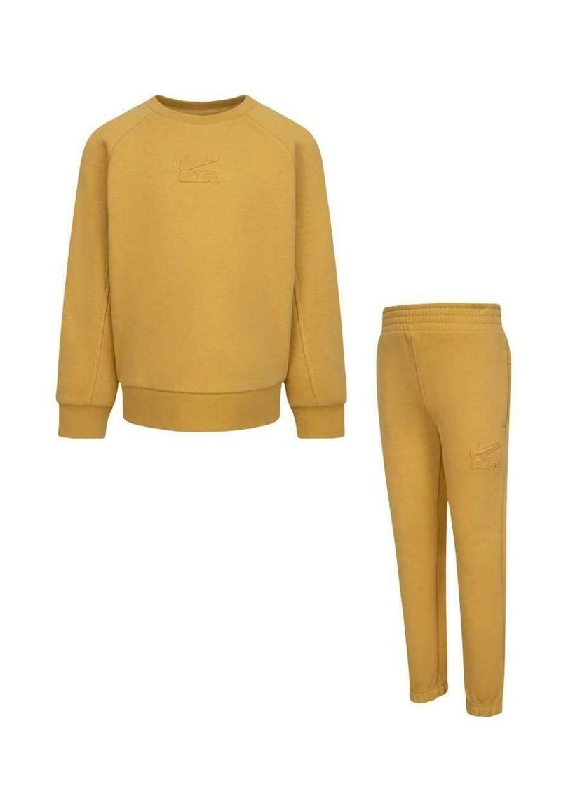 Nike Sportswear Trainingspak geel Nike Sportswear Trainingspak geel