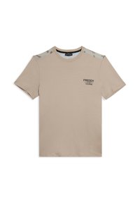 T-shirt beige a maniche corte, in cotone, con dettagli in camouflage sulle spalle e il logo nero "FREDDY TRAINING" sulla parte frontale.