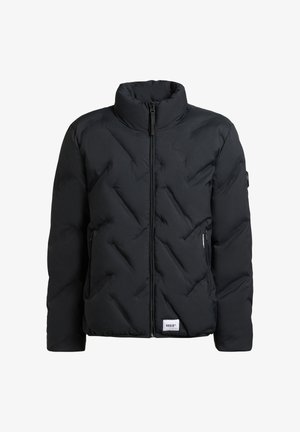 Črna puhovka z visokim ovratnikom, diagonalno prešita tekstura, dvema stranskima žepoma in sprednjim zadrgo. Logotip na spodnji levi strani.