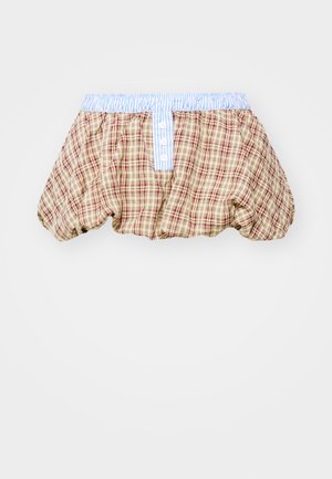 Shorts bouffants à carreaux en marron, beige et rouge avec une ceinture rayée bleu clair et des détails de boutons à l'avant.