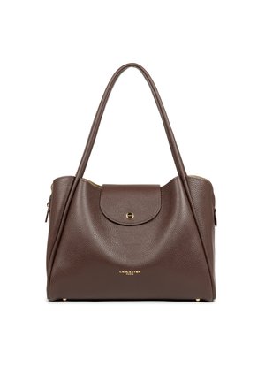 Borsa a mano in pelle marrone con due manici e forma arrotondata, caratterizzata da una chiusura con pattina e dettagli del logo dorato sul davanti.