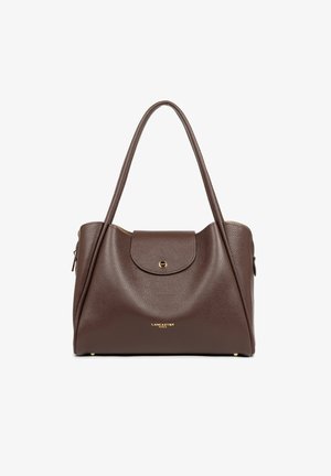 Borsa a mano in pelle marrone con due manici e forma arrotondata, caratterizzata da una chiusura con pattina e dettagli del logo dorato sul davanti.