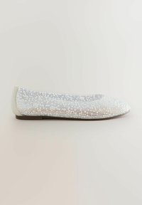 Ballerines avec une surface texturée ornée de petites perles, principalement blanches avec des accents bleus, bout arrondi et un petit talon beige.