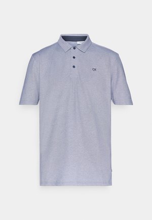 Svetlo modra polo majica iz mehkega bombažnega materiala, z gumbasto zaponko s tremi gumbi, kratkimi rokavi in majhnim črnim CK logotipom na prsih.