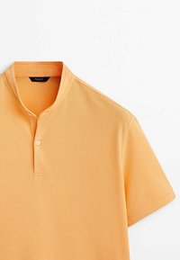 Kurzes Poloshirt in leuchtendem Orange mit Stehkragen, zwei Knopfverschluss und strukturiertem Stoff.