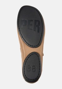 Beżowa podeszwa buta z teksturowaną czarną gumową podstawą, z wygrawerowanym napisem "PER" oraz rozmiarem "38", z gładką górną krawędzią.