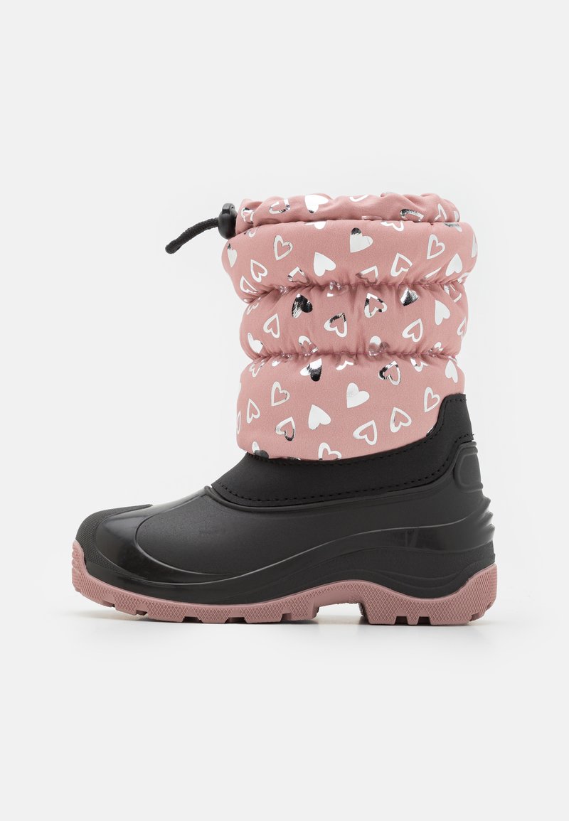Wasserdichte Winterstiefel in Rosa mit einem gemusterten, gepolsterten Schaft, der weiße und silberne Herzen zeigt, einem schwarzen unteren Teil und einer strukturierten Gummisohle.