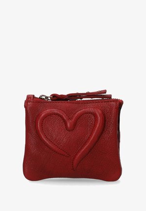Rote Ledertasche mit strukturiertem Finish, ausgestattet mit einem auffälligen geprägten Herzdesign, Reißverschluss und einem kurzen Tragegurt.