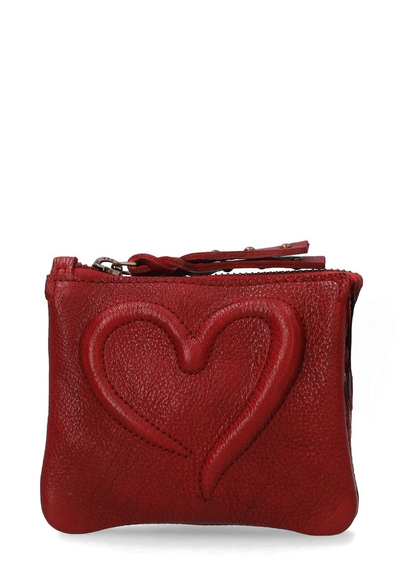 Rød læderpung med en tekstureret overflade, der har et fremtrædende præget hjerte-design, lynlåslukning og en kort rem.