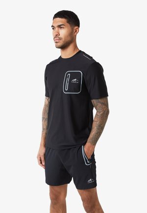 Chemise noire à manches courtes avec une poche avant bordée de bleu clair, associée à un short noir avec des accents bleu clair et des poches latérales.