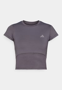 Lühikeste varrukatega, hall sportlik lühike topp, millel on keha lähedane disain. Omab tekstureeritud pinda ja diskreetset logoaksenti rinnal. Sile kangas.