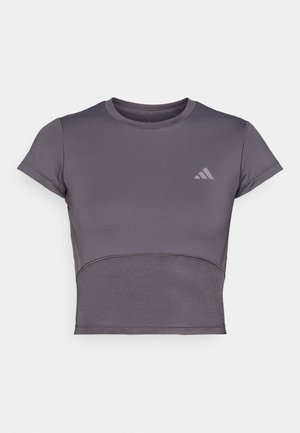 Kortærmet, grå atletisk crop top med en tætsiddende pasform. Har en tekstureret overflade og en diskret logoaccent på brystet. Glat stoffinish.