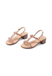 Sandali slingback rosa gold con tacco basso a blocco, decorati con dettagli di perline e una soletta liscia beige. Incluse cinghie regolabili.