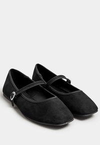 Bailarinas de ante negro con un diseño simple, que cuentan con una suela plana, una cinta ancha y un acento de hebilla plateada.