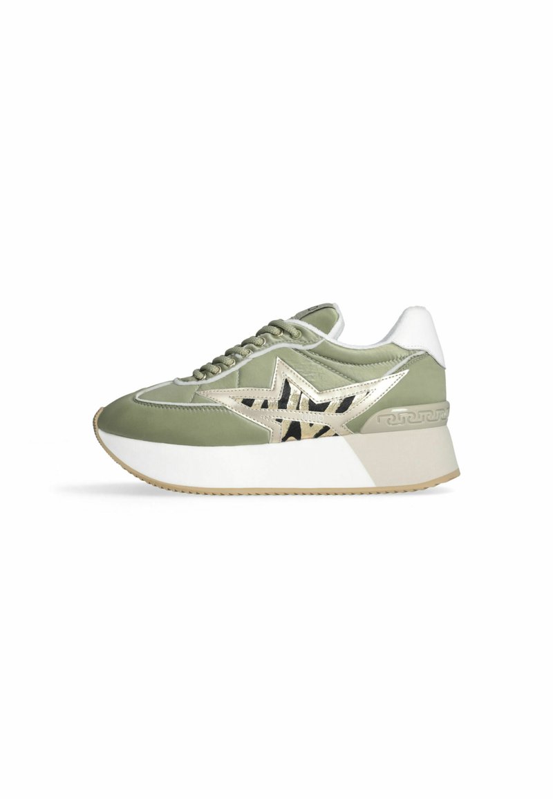 Sneaker verdi con finitura opaca, dotate di accenti metallici, un design a stelle motivo, suola bianca spessa e lacci tondi.