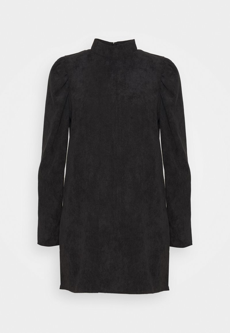 Mini-robe noire à manches longues avec col montant et épaules légèrement bouffantes, en tissu texturé, présentée sur fond blanc.