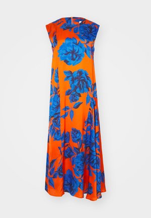 Robe maxi en tissu lisse, avec un fond orange vif orné de grands motifs floraux bleus et un design décontracté à manches courtes.