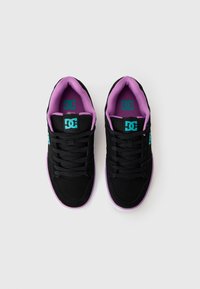 Par de zapatillas negras con ribetes morados y logotipos en teal, vistas desde arriba contra un fondo blanco.
