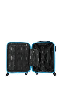 Otevřený modrý kufr s tvrdou skořápkou a černým vnitřním povrchem, zipové přihrádky na jedné straně a nastavitelné křížové popruhy na druhé straně.