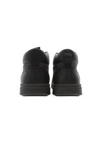 Svarta läder högskor med texturerad yta, rundad tå och dragflik vid häl. Gummisula med en lätt plattform.