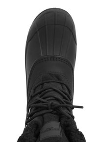 Černá nepromokavá bota s hladkým gumovým svrškem, texturovanou špičkou, měkkou tkaninovou podšívkou a zesíleným šněrovacím systémem. Zaoblený tvar špičky.