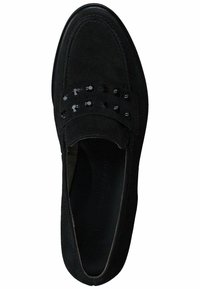 Zapato negro de ante sin cordones que presenta una superficie lisa, lentejuelas negras decorativas a lo largo de la correa superior y un diseño de puntera redondeada.