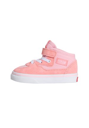 Baskets montantes roses pour tout-petit avec lacets blancs, fermeture velcro, dessus en suède et toile, et semelle en caoutchouc blanche.
