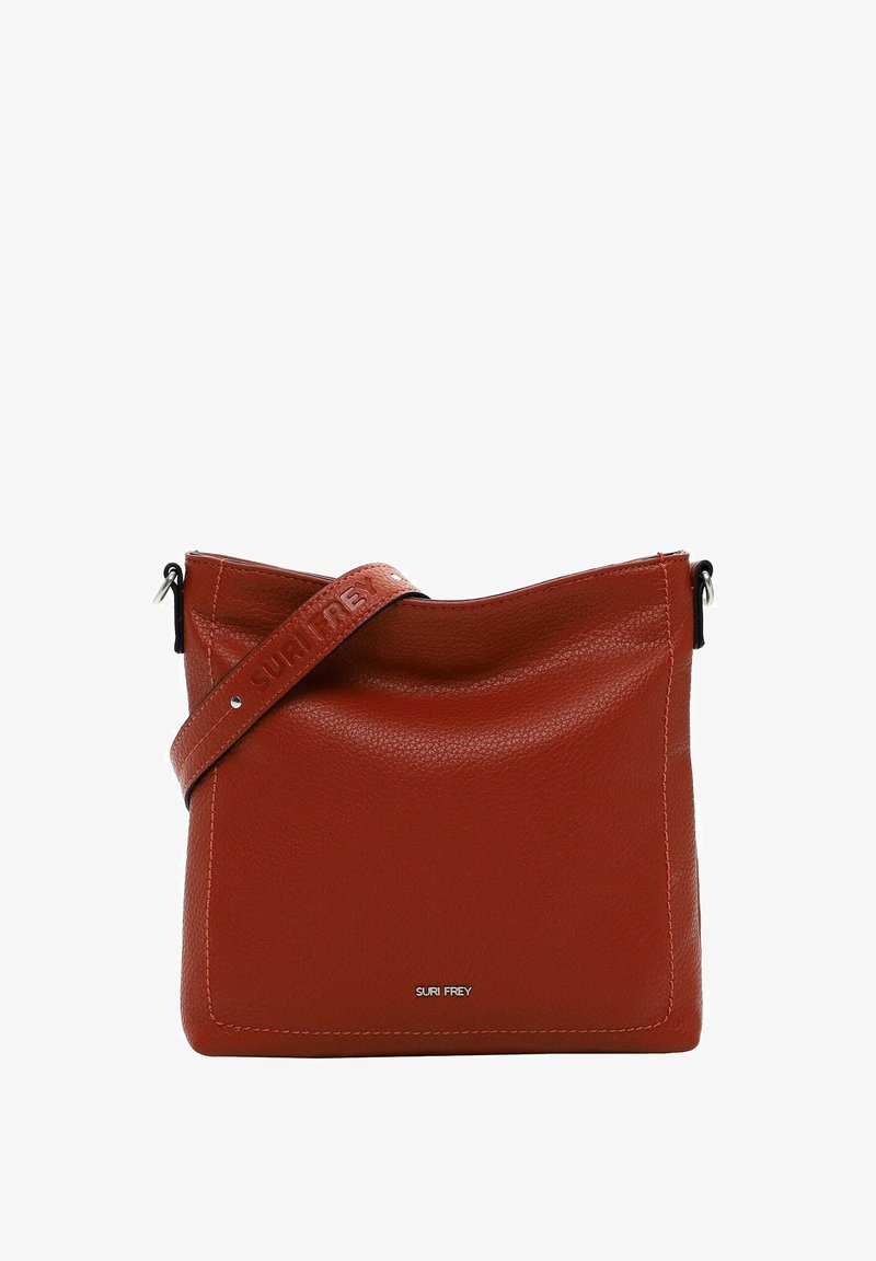 Borsa a tracolla rossa in pelle con finitura testurizzata, dotata di un bordo superiore morbido, una tracolla con logo impresso e un design minimalista.