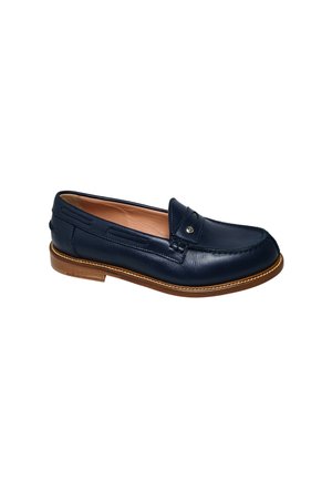 Mocassin penny en cuir bleu marine avec doublure intérieure couleur sable et semelle marron, avec des détails de couture et un petit bouton métallique sur le côté.