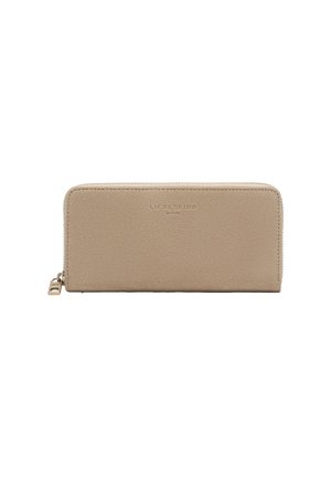 Beige leren ritsportemonnee met gestructureerde afwerking, logo details en gouden hardwareaccent. Meet ongeveer 20 cm bij 10 cm.