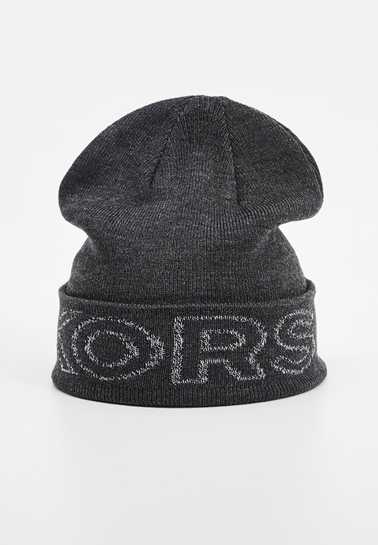 Berretto a maglia nero con bordo ripiegato e testo del logo ricamato grigio a contrasto. Texture liscia con design morbidamente slouchy.