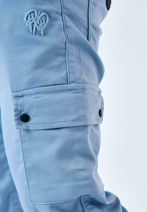 Pantaloni cargo blu in tessuto leggero con una tasca laterale con un bottone nero e un logo ricamato sulla coscia.