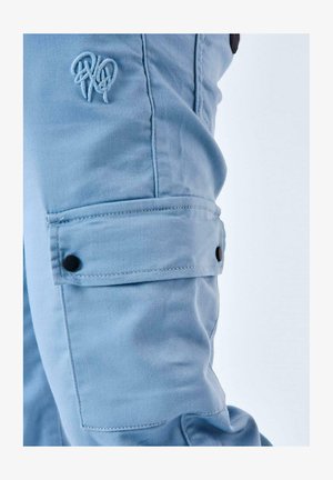 Pantaloni cargo blu in tessuto leggero con una tasca laterale con un bottone nero e un logo ricamato sulla coscia.