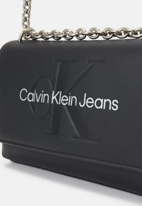 Calvin Klein Jeans SCULPTED FLAP  - Bandolera - black